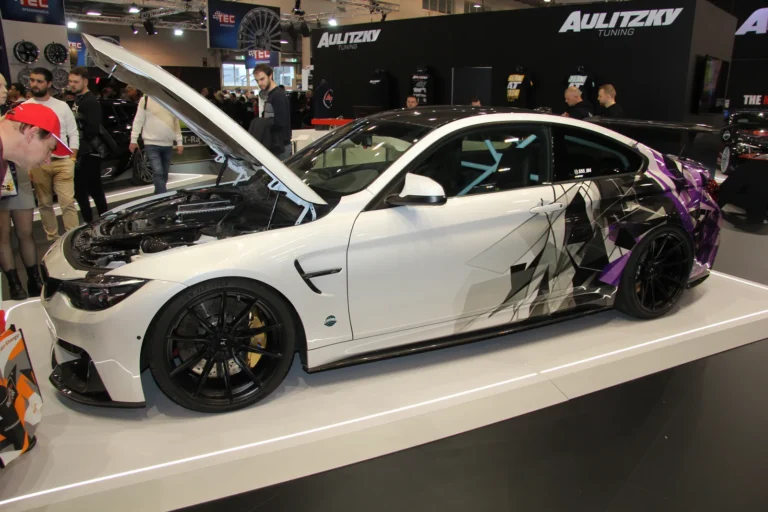 Voiture exposée parmi les stands et les visiteurs — Essen Motor Show 2023