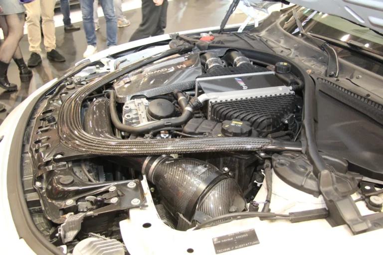 Moteur et préparation mécanique présentés capot ouvert — Essen Motor Show 2023