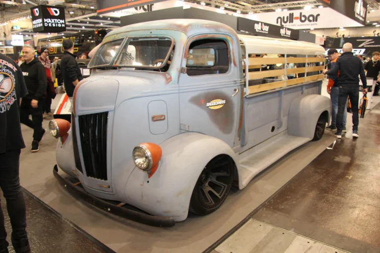 Voiture exposée parmi les stands et les visiteurs — Essen Motor Show 2023