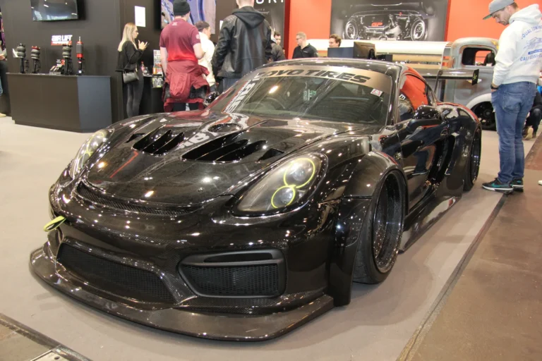 Voiture exposée parmi les stands et les visiteurs — Essen Motor Show 2023