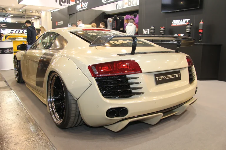 Voiture exposée parmi les stands et les visiteurs — Essen Motor Show 2023