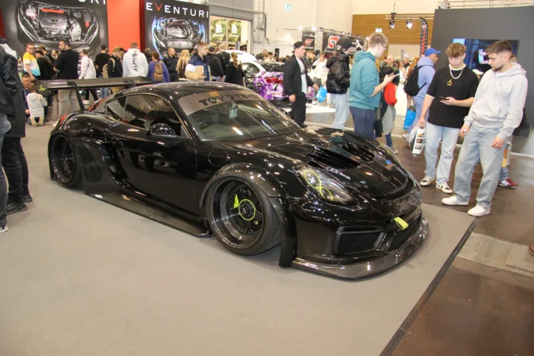 Voiture exposée parmi les stands et les visiteurs — Essen Motor Show 2023