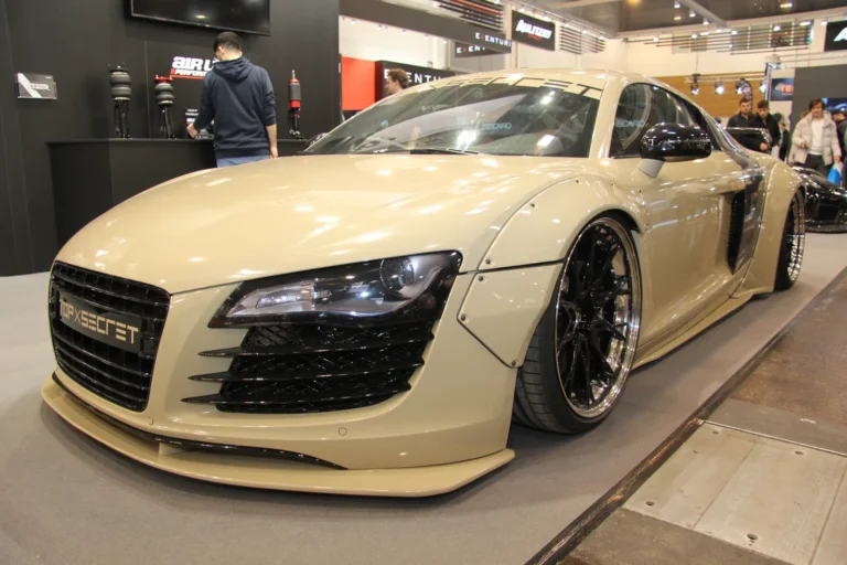 Voiture exposée parmi les stands et les visiteurs — Essen Motor Show 2023