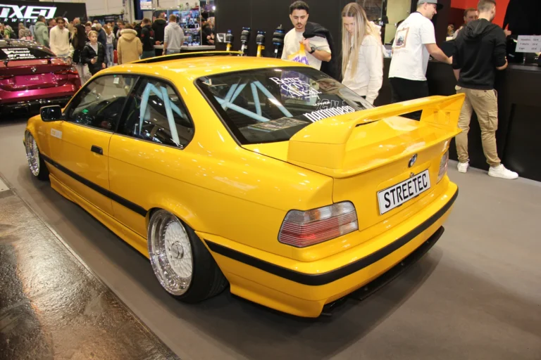 Voiture exposée parmi les stands et les visiteurs — Essen Motor Show 2023