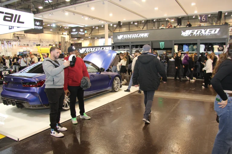Stands automobiles et visiteurs dans les halls — Essen Motor Show 2023