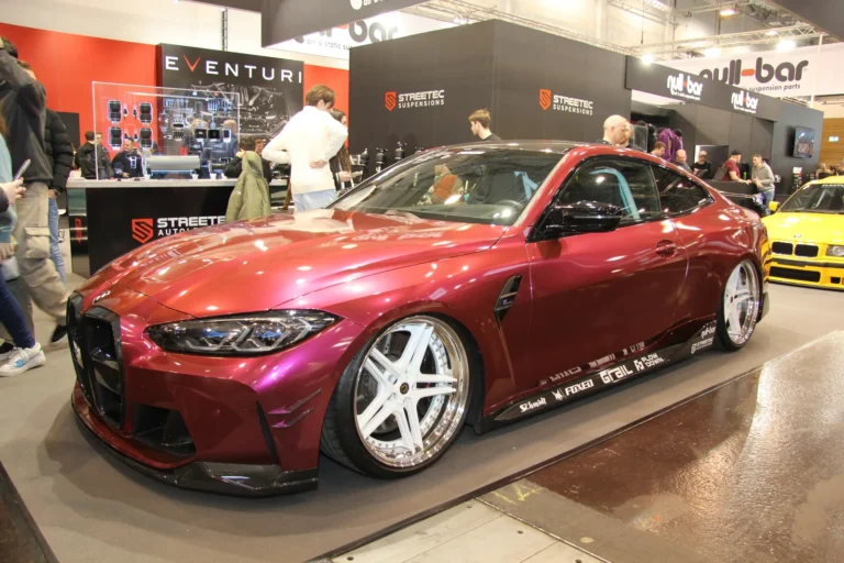 Voiture exposée parmi les stands et les visiteurs — Essen Motor Show 2023