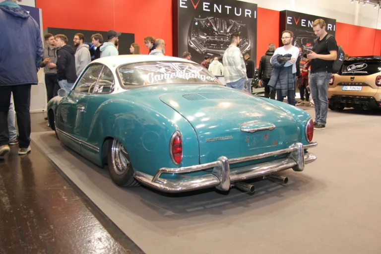 Voiture exposée parmi les stands et les visiteurs — Essen Motor Show 2023