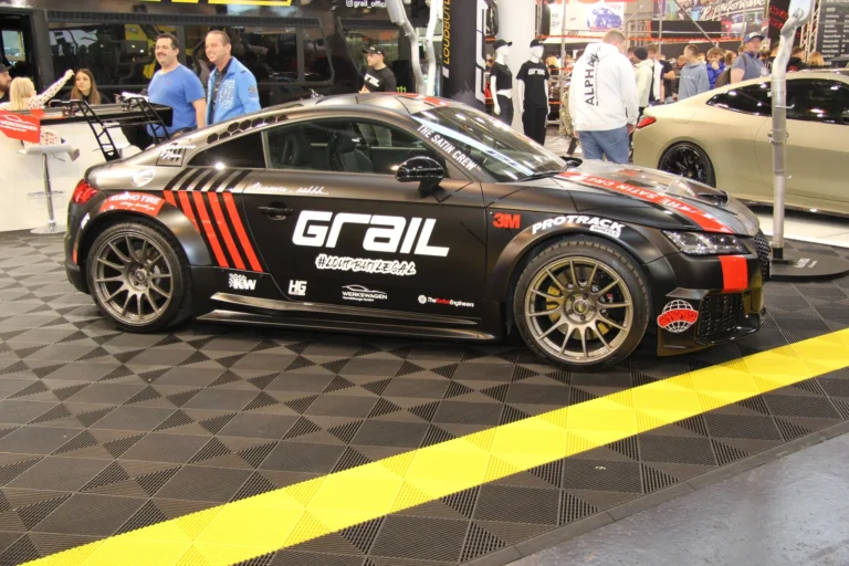 Voiture exposée parmi les stands et les visiteurs — Essen Motor Show 2023