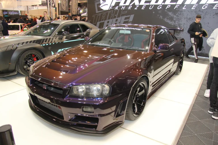 Voiture exposée parmi les stands et les visiteurs — Essen Motor Show 2023