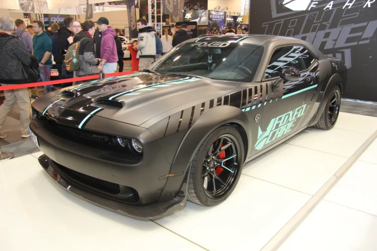 Voiture exposée parmi les stands et les visiteurs — Essen Motor Show 2023