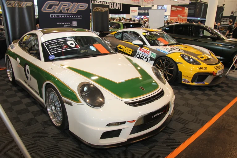 Voiture exposée parmi les stands et les visiteurs — Essen Motor Show 2023