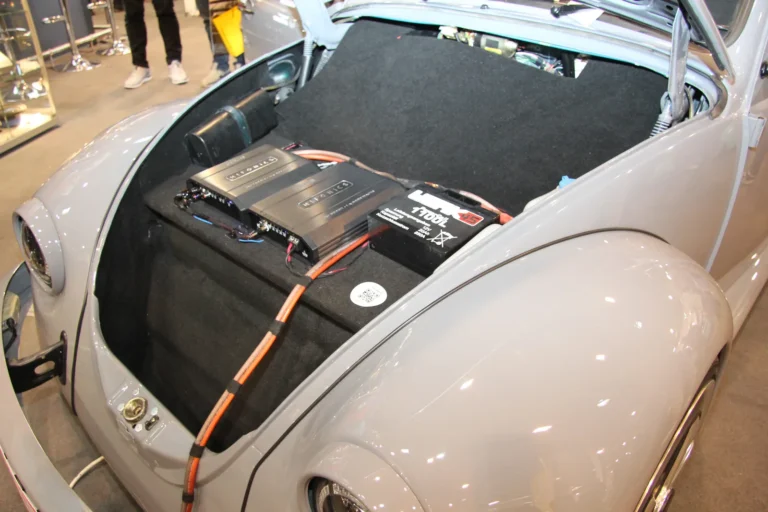 Aménagement du coffre avant d’une voiture ancienne — Essen Motor Show 2023