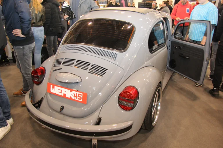 Voiture exposée parmi les stands et les visiteurs — Essen Motor Show 2023