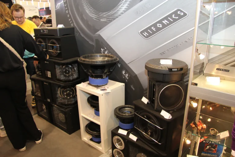 Équipements audio exposés sur un stand — Essen Motor Show 2023