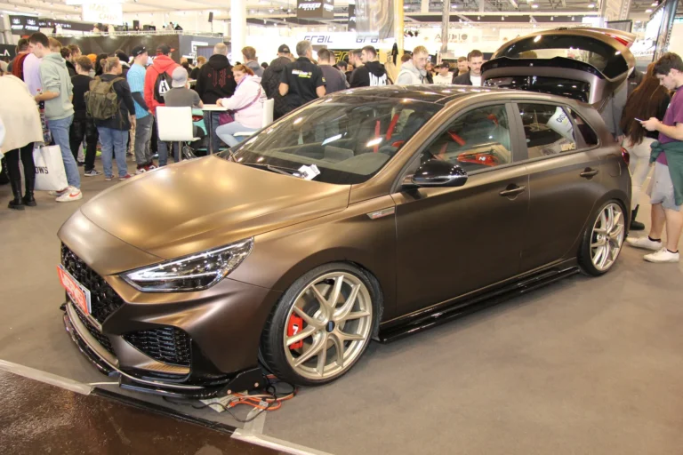 Voiture exposée parmi les stands et les visiteurs — Essen Motor Show 2023