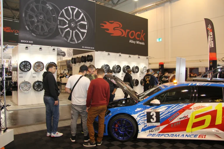 Présentation de jantes sur un stand — Essen Motor Show 2023