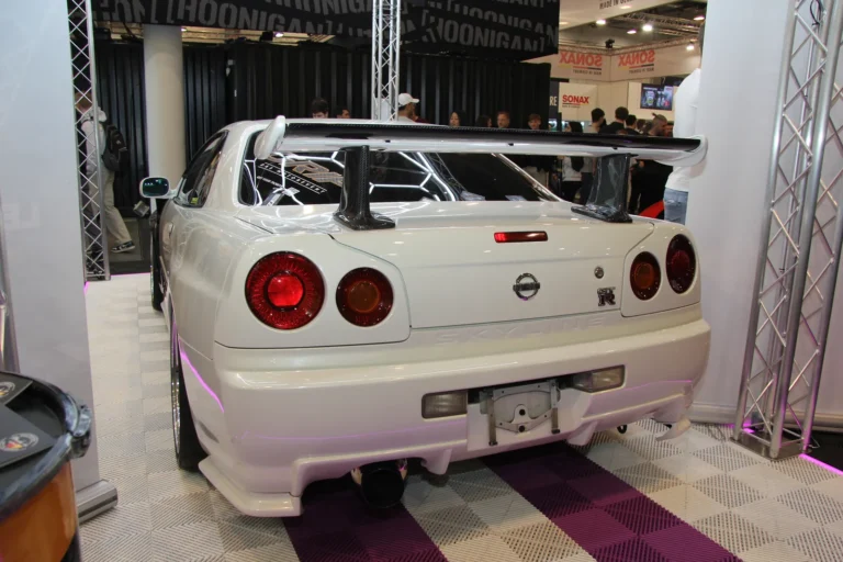 Voiture exposée parmi les stands et les visiteurs — Essen Motor Show 2023