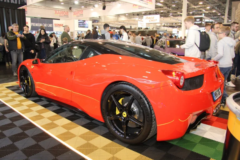 Voiture exposée parmi les stands et les visiteurs — Essen Motor Show 2023