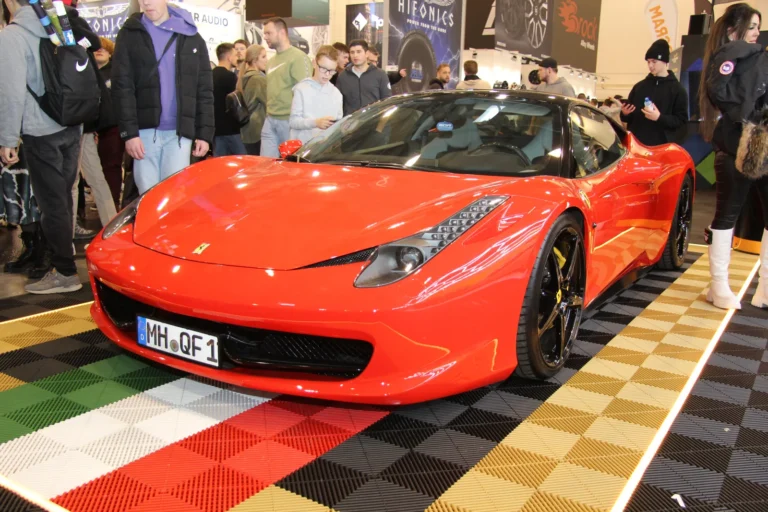 Voiture exposée parmi les stands et les visiteurs — Essen Motor Show 2023