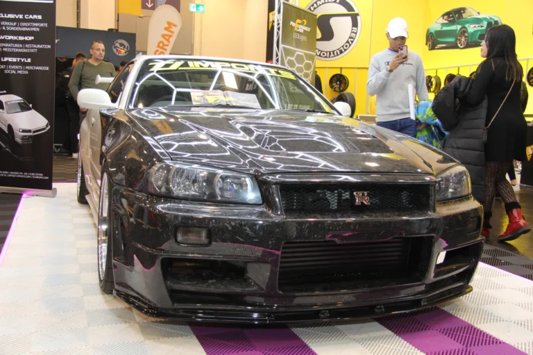 Voiture exposée parmi les stands et les visiteurs — Essen Motor Show 2023