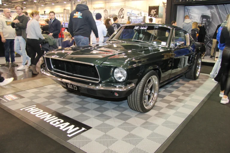 Voiture exposée parmi les stands et les visiteurs — Essen Motor Show 2023