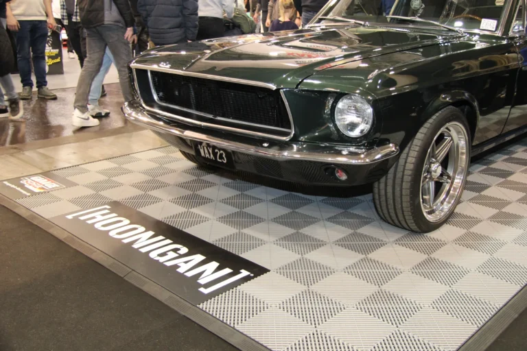 Voiture exposée parmi les stands et les visiteurs — Essen Motor Show 2023
