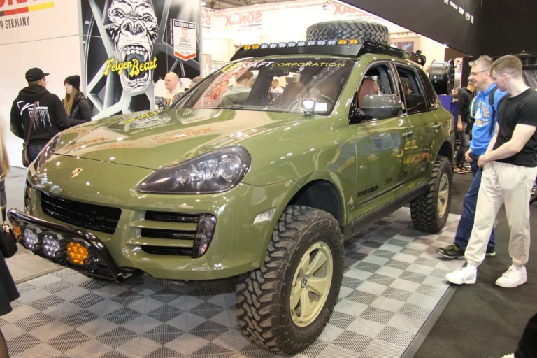 Voiture exposée parmi les stands et les visiteurs — Essen Motor Show 2023