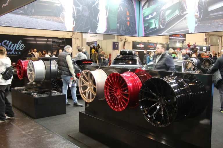Voiture préparée et jantes exposées — Essen Motor Show 2023