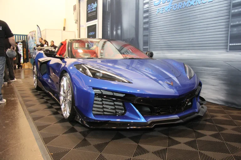 Voiture exposée parmi les stands et les visiteurs — Essen Motor Show 2023