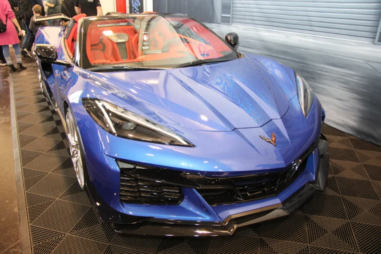 Voiture exposée parmi les stands et les visiteurs — Essen Motor Show 2023