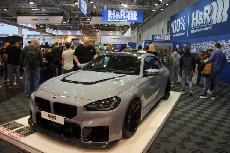 Voiture exposée parmi les stands et les visiteurs — Essen Motor Show 2023