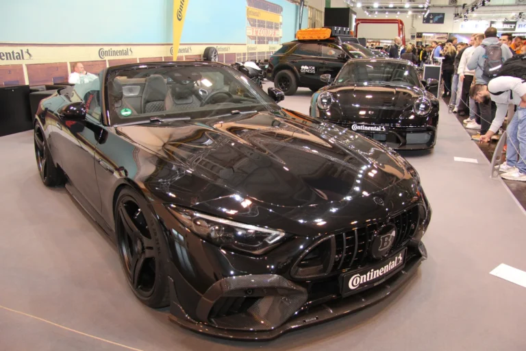 Voiture exposée parmi les stands et les visiteurs — Essen Motor Show 2023