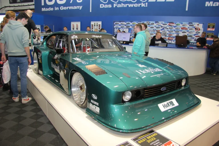 Voiture exposée parmi les stands et les visiteurs — Essen Motor Show 2023