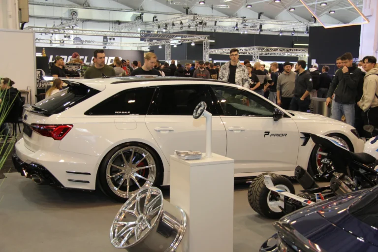 Voiture exposée parmi les stands et les visiteurs — Essen Motor Show 2023