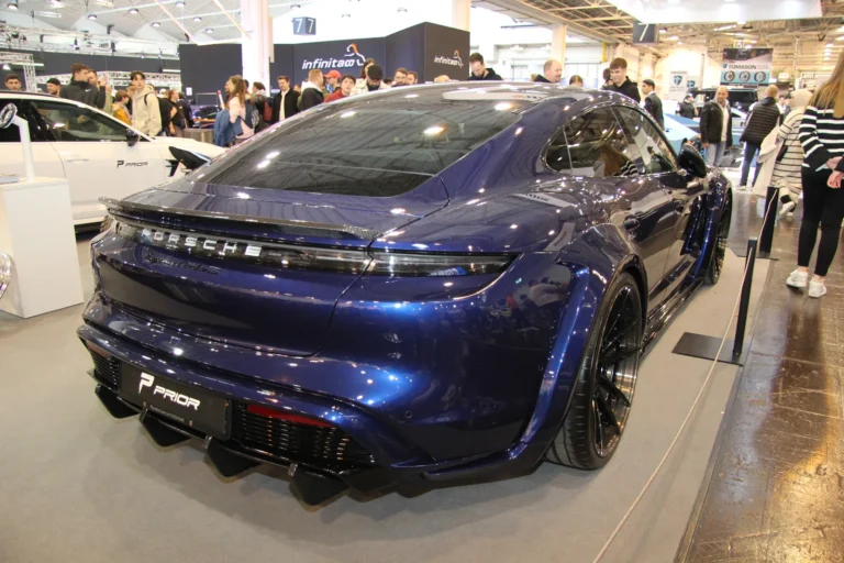 Voiture exposée parmi les stands et les visiteurs — Essen Motor Show 2023