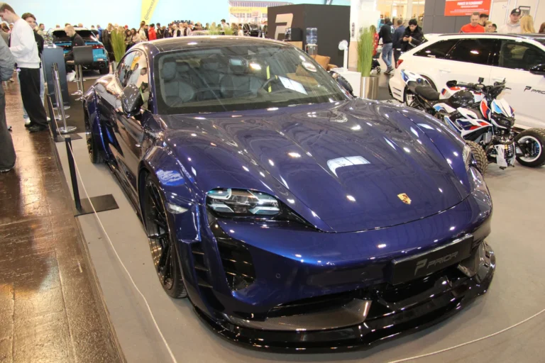 Voiture exposée parmi les stands et les visiteurs — Essen Motor Show 2023