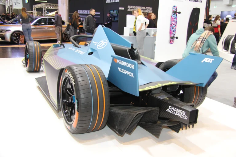 Arrière d’un véhicule sportif au design anguleux — Essen Motor Show 2023