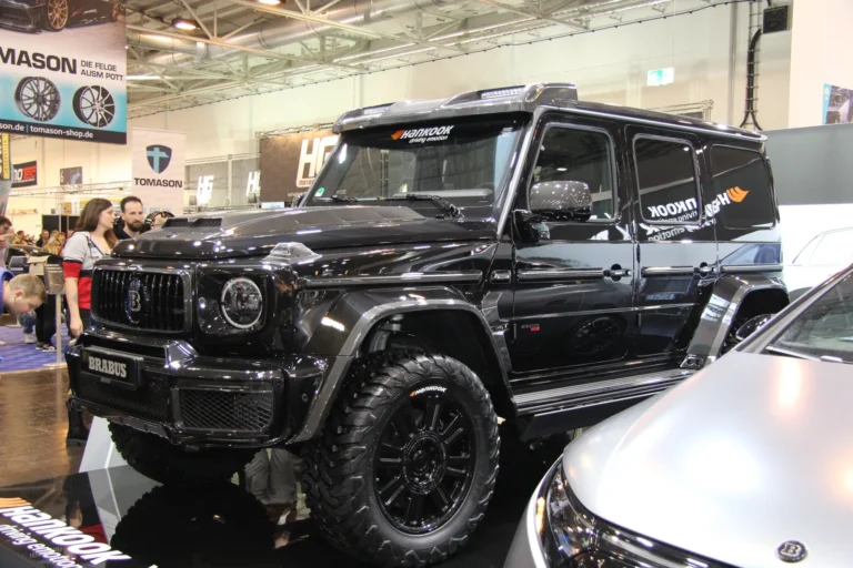 Voiture exposée parmi les stands et les visiteurs — Essen Motor Show 2023