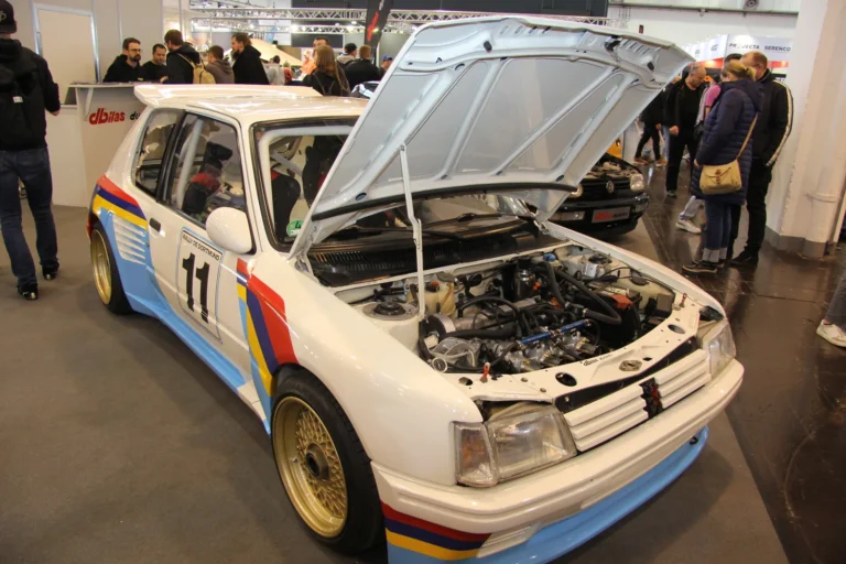 Moteur et préparation mécanique présentés capot ouvert — Essen Motor Show 2023