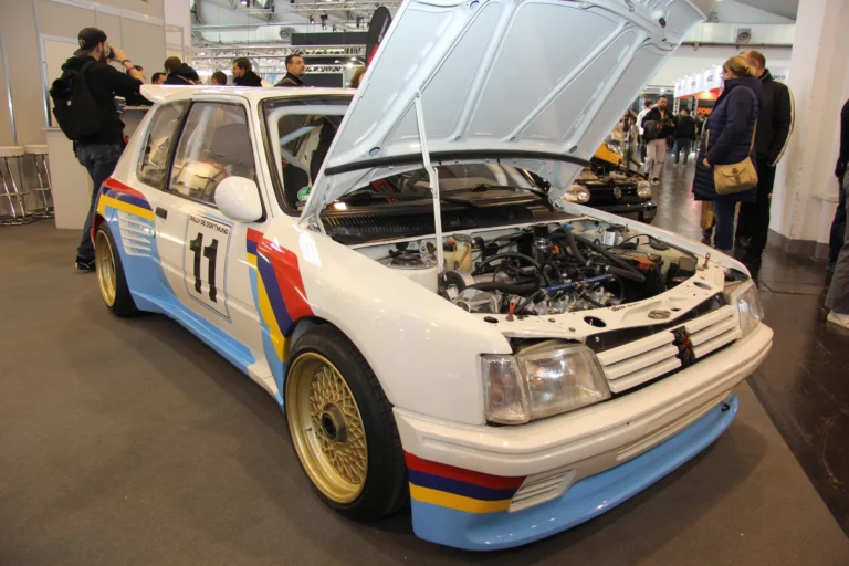 Moteur et préparation mécanique présentés capot ouvert — Essen Motor Show 2023