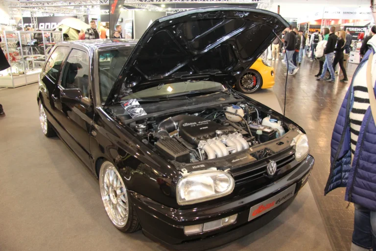Moteur et préparation mécanique présentés capot ouvert — Essen Motor Show 2023