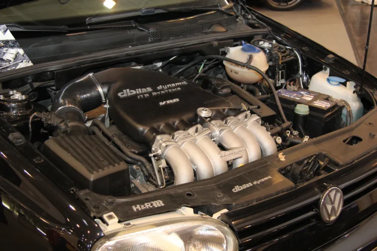 Moteur et préparation mécanique présentés capot ouvert — Essen Motor Show 2023
