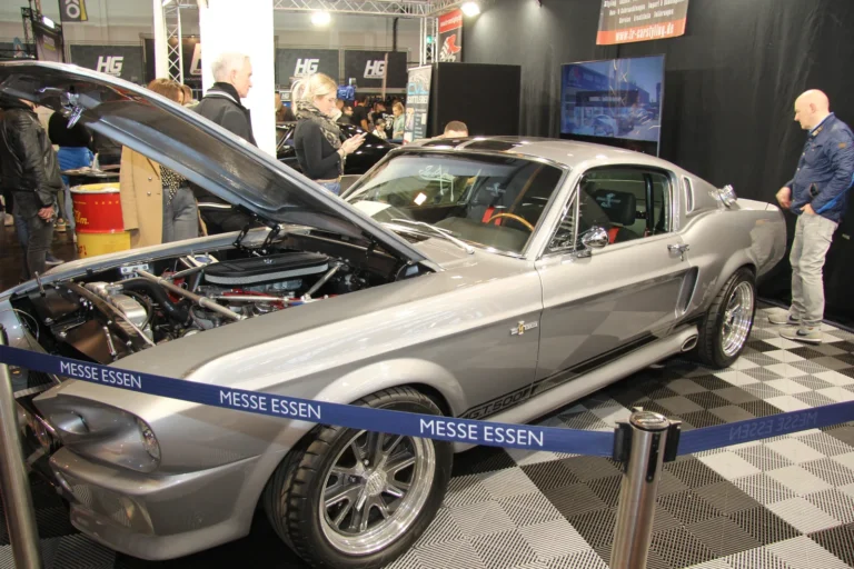 Voiture exposée parmi les stands et les visiteurs — Essen Motor Show 2023