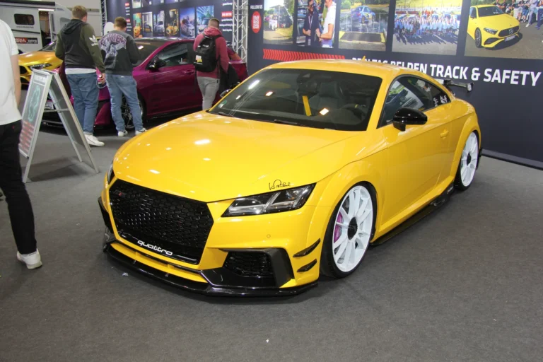 Voiture exposée parmi les stands et les visiteurs — Essen Motor Show 2023