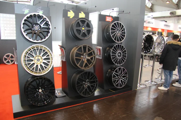 Jantes exposées dans un espace du salon — Essen Motor Show 2023