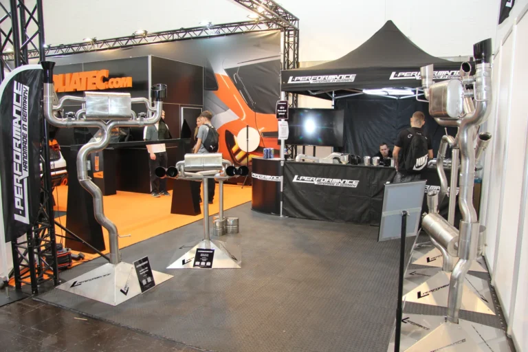 Voiture et équipements dans les halls — Essen Motor Show 2023