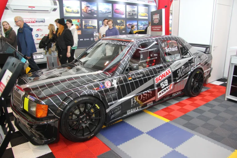 Voiture exposée parmi les stands et les visiteurs — Essen Motor Show 2023