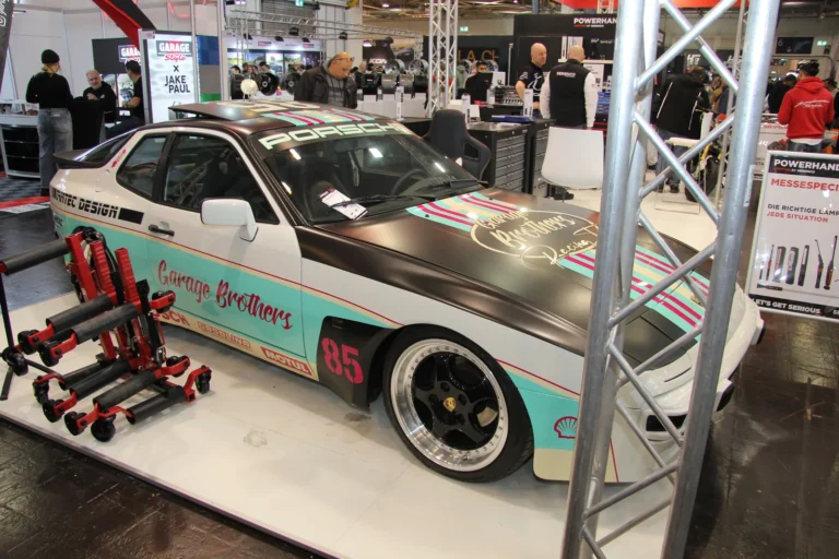 Voiture exposée parmi les stands et les visiteurs — Essen Motor Show 2023