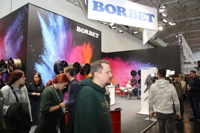 Visiteurs devant un stand de jantes — Essen Motor Show 2023
