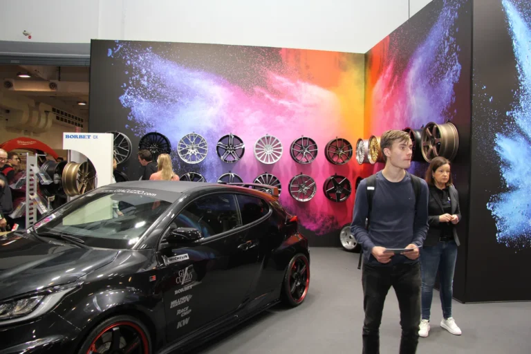 Visiteurs devant une voiture exposée — Essen Motor Show 2023
